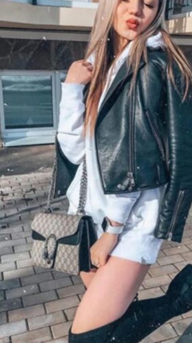 Cazibeli kendi yeri olan kadın Biricik