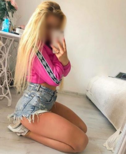 Cıvıl-cıvıl balık etli kız Gülnaz