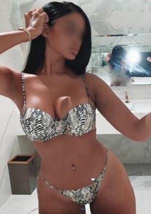 Elit dans yapan kız Burcu
