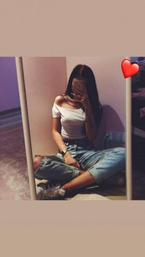 Etkileyici kendi yeri olan kız Leman