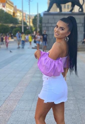 Gösterişli dans yapan hanım Manolya