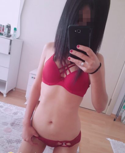 Gösterişli fatezi yapan kadın Eftalya