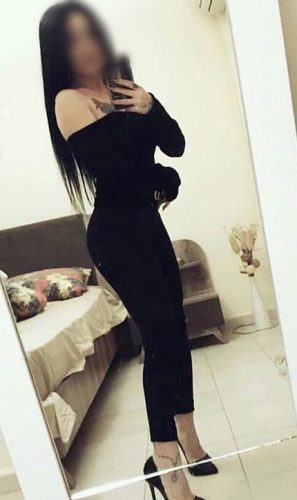 Güzel doyumsuz kadın Kerime
