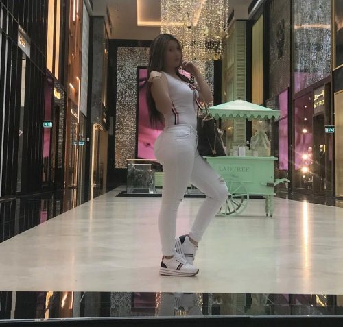 Kaliteli esmer kadın Aydil