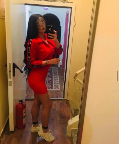 Kıvrak buğday tenli kız Gencay