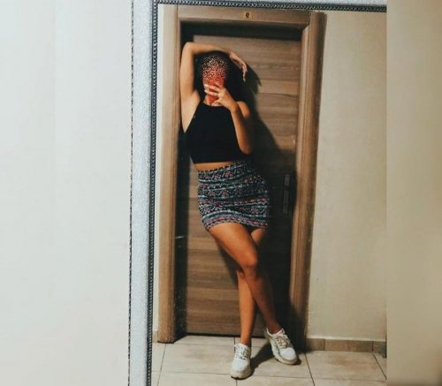 Kıvrak buğday tenli kız Gencay