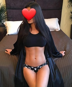 Kıvrak esmer kadın Kevser