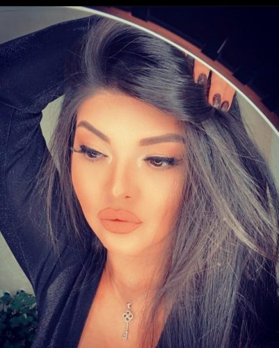 Olağanüstü sakso çeken kız Işin