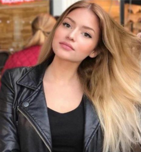 Samimi genç bayan Ayda