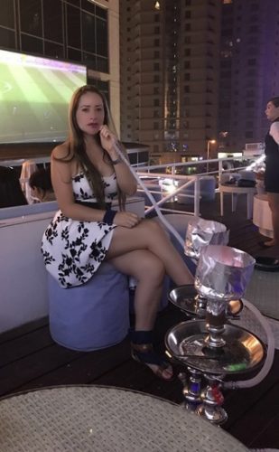 Seksapel esmer hanım Karanfil