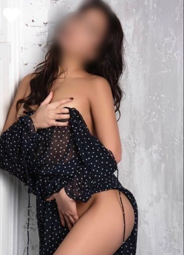 Seksapel sarışın hatun Esra