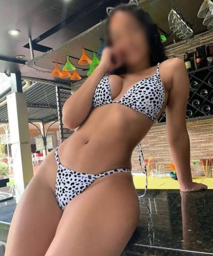 Şımarık buğday tenli hatun Izel