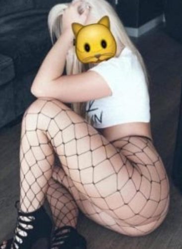 Şımarık sakso çeken Ela